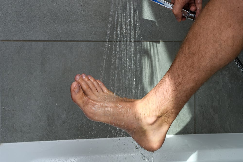 シャワーで足を洗っている写真