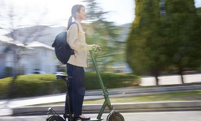 これからの移動は電気が主流！？ 街中を疾走する電動モビリティ