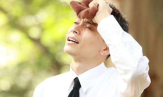 熱中症対策2025 職場環境と水分補給が予防のカギ