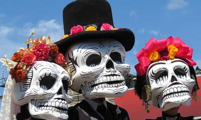 メキシコの死者の日は生者と死者をつなぐ家族の儀式